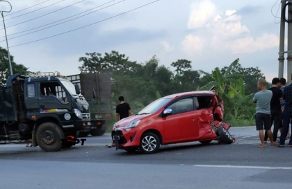 Ảnh TNGT: Toyota Wigo biến thành xe ba bánh vì va chạm với xe tải